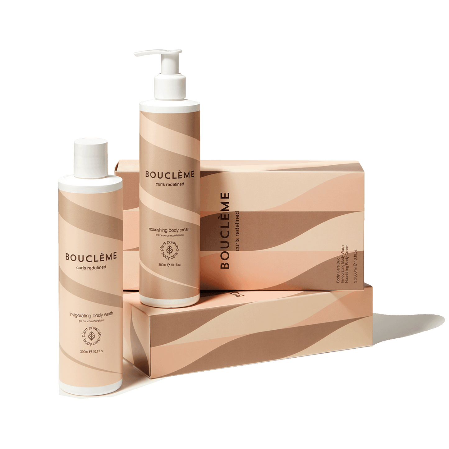 Unser neues Körperpflege-Duo verspricht all die wunderbaren natürlichen Inhaltsstoffe, die Sie von Bouclème so schätzen. Das belebende Body Wash kombiniert zartes Kokosnusswasser mit kraftvollen Antioxidantien, während die Nourishing Body Cream mit Sheabutter und Squalen angereichert ist, um vor Feuchtigkeitsverlust zu schützen