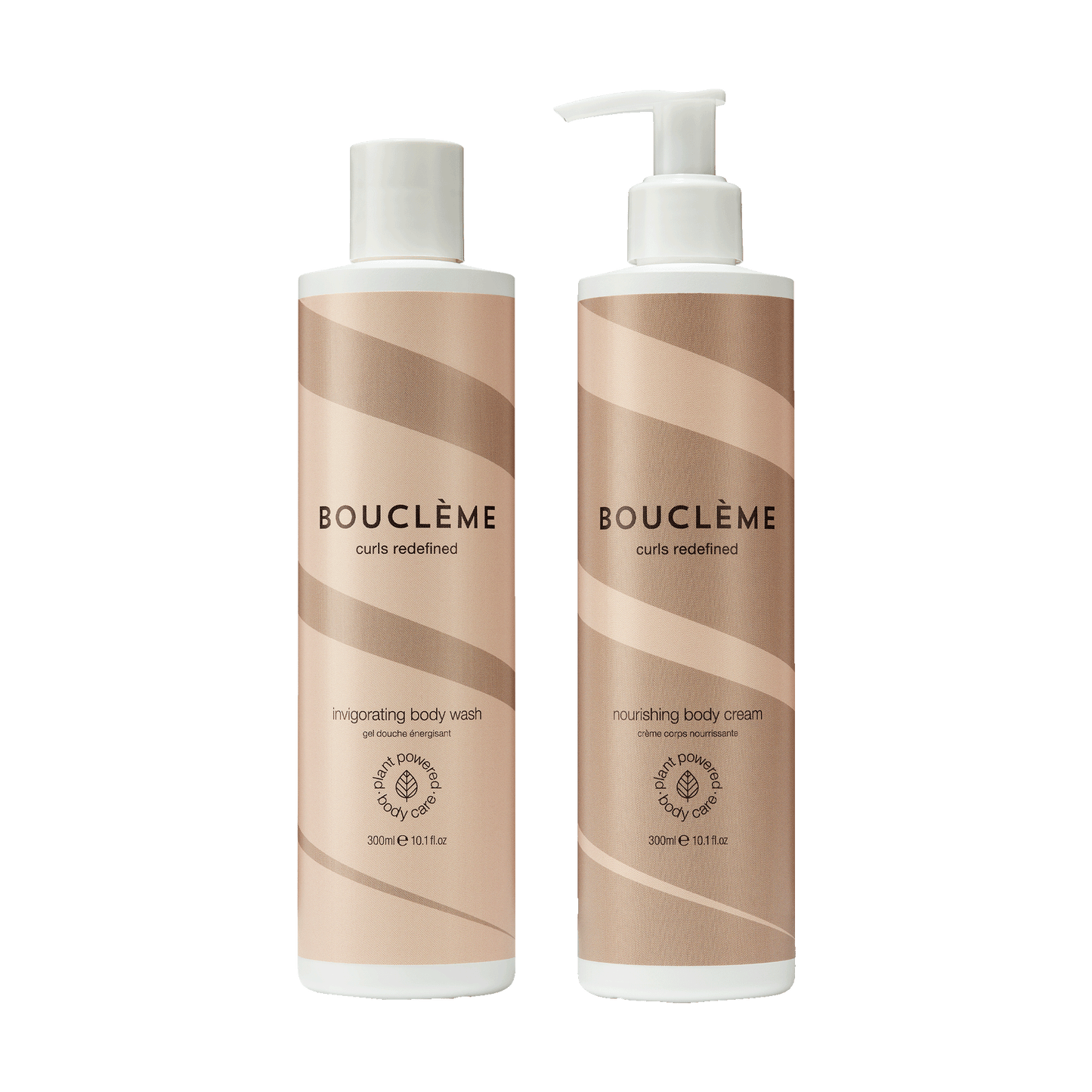 Unser neues Körperpflege-Duo verspricht all die wunderbaren natürlichen Inhaltsstoffe, die Sie von Bouclème so schätzen. Das belebende Body Wash kombiniert zartes Kokosnusswasser mit kraftvollen Antioxidantien, während die Nourishing Body Cream mit Sheabutter und Squalen angereichert ist, um vor Feuchtigkeitsverlust zu schützen