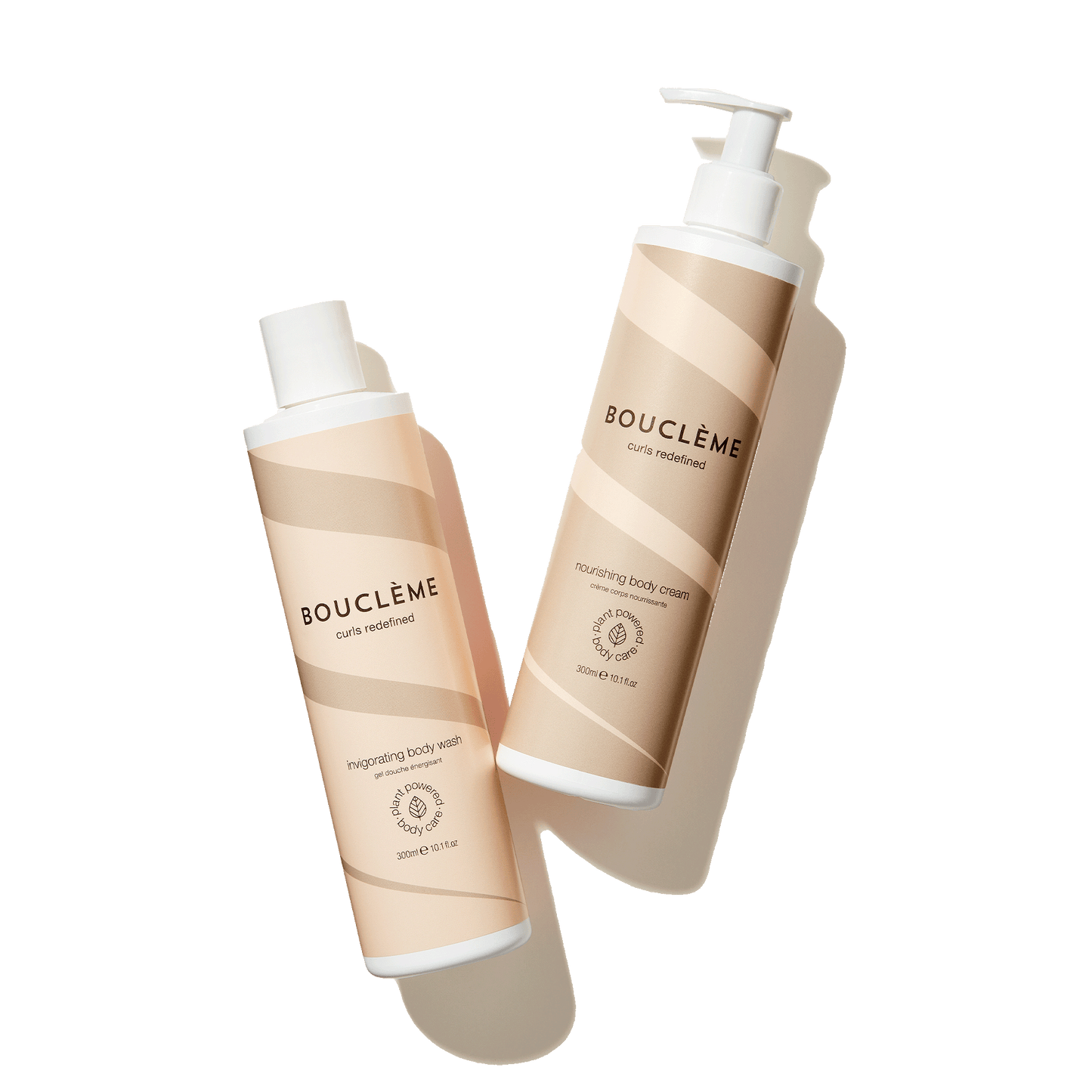 Unser neues Körperpflege-Duo verspricht all die wunderbaren natürlichen Inhaltsstoffe, die Sie von Bouclème so schätzen. Das belebende Body Wash kombiniert zartes Kokosnusswasser mit kraftvollen Antioxidantien, während die Nourishing Body Cream mit Sheabutter und Squalen angereichert ist, um vor Feuchtigkeitsverlust zu schützen