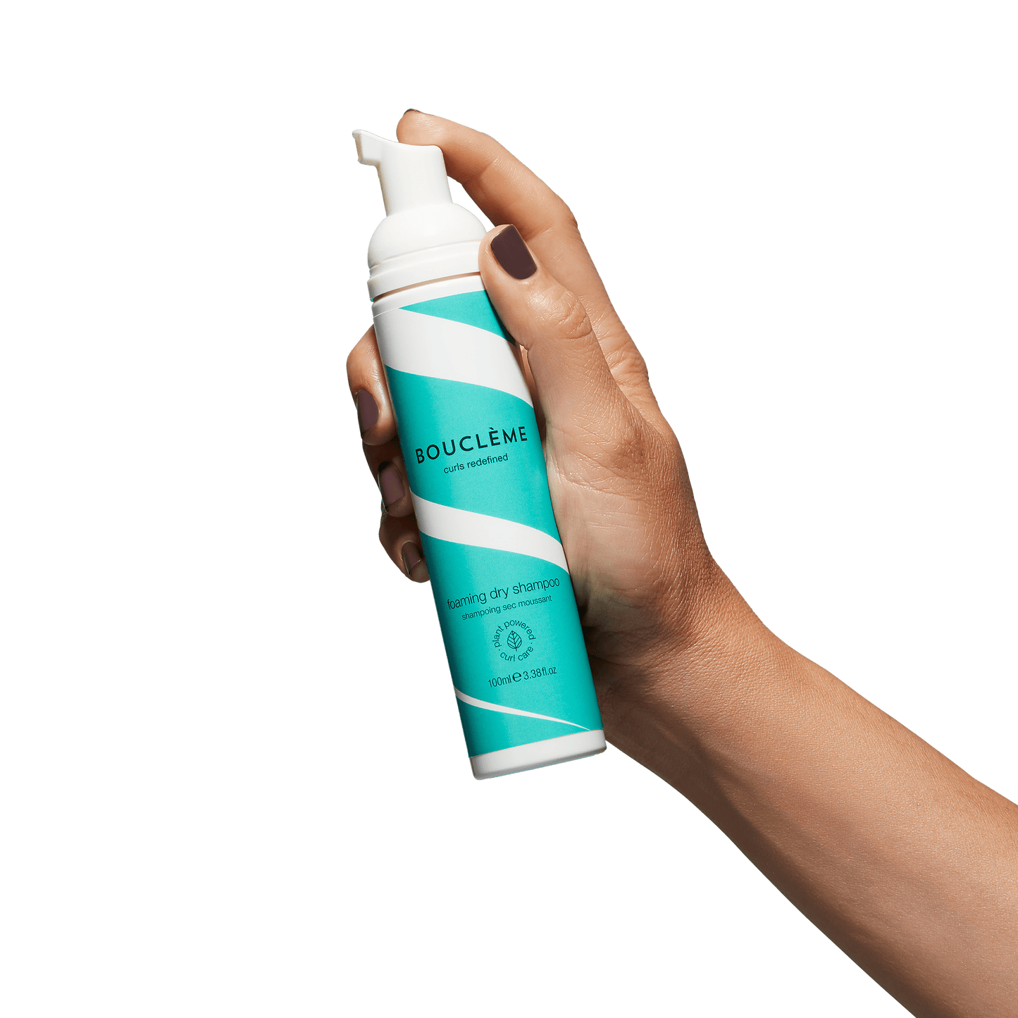 Das alkoholfreie Trockenshampoo erfrischt die Kopfhaut, definiert die Locken neu und verleiht dem Haar Struktur und Volumen.