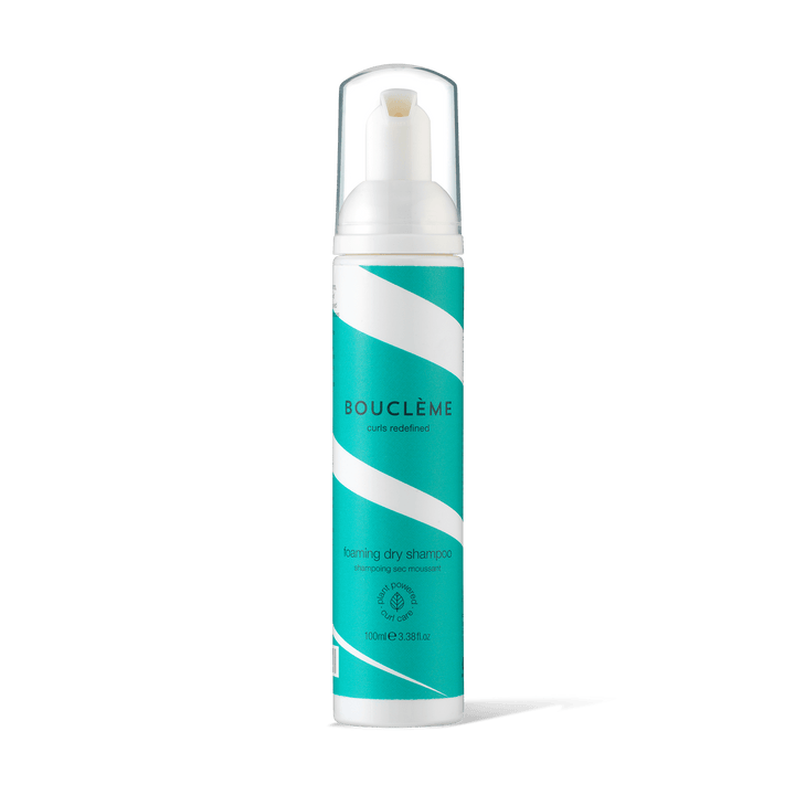 Das alkoholfreie Trockenshampoo erfrischt die Kopfhaut, definiert die Locken neu und verleiht dem Haar Struktur und Volumen.