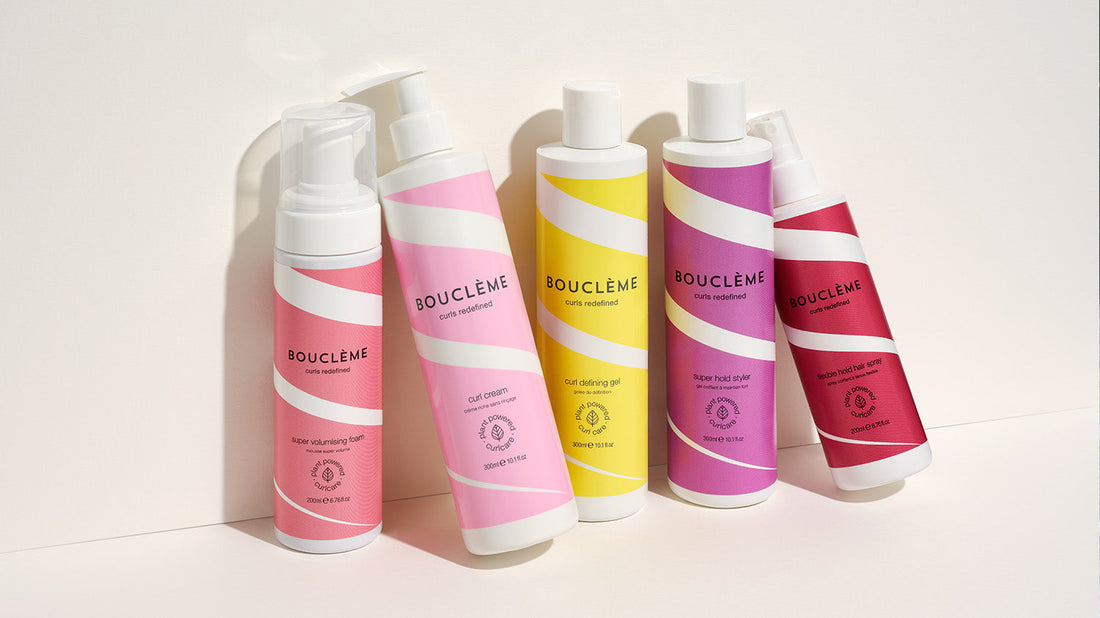 Strähnige Locken? Hier ist das Geheimnis für größere Lockenklumpen