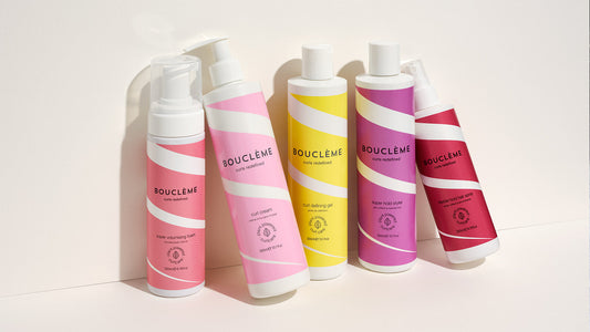 Strähnige Locken? Hier ist das Geheimnis für größere Lockenklumpen