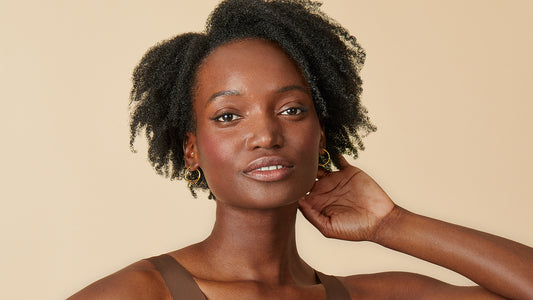 Coily Hair: Wie man Produktablagerungen entfernt und juckende Kopfhaut lindert