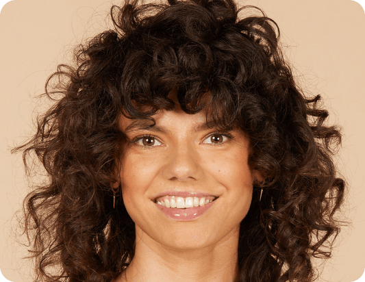 Frau mit gewelltem Haar