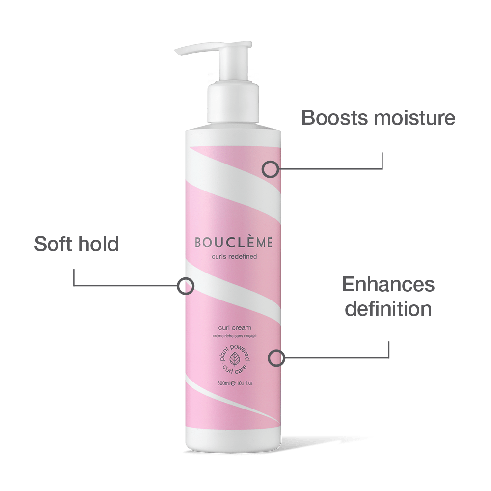 Die Infografik zur Bouclème Curl Cream hebt die wichtigsten Vorteile hervor: ultra-pflegende Feuchtigkeit, weiche Definition und Frizz-Kontrolle für berührbare Locken.