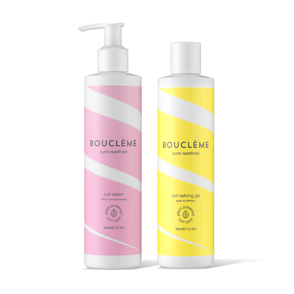 Bouclème Curl Cream und Curl Defining Gel auf cremefarbenem Hintergrund - das perfekte Lockenstyling-Duo für Feuchtigkeit, Definition und lang anhaltenden Halt.