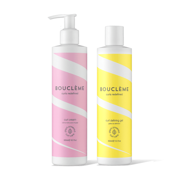 Bouclème Curl Cream und Curl Defining Gel auf cremefarbenem Hintergrund - das perfekte Lockenstyling-Duo für Feuchtigkeit, Definition und lang anhaltenden Halt.