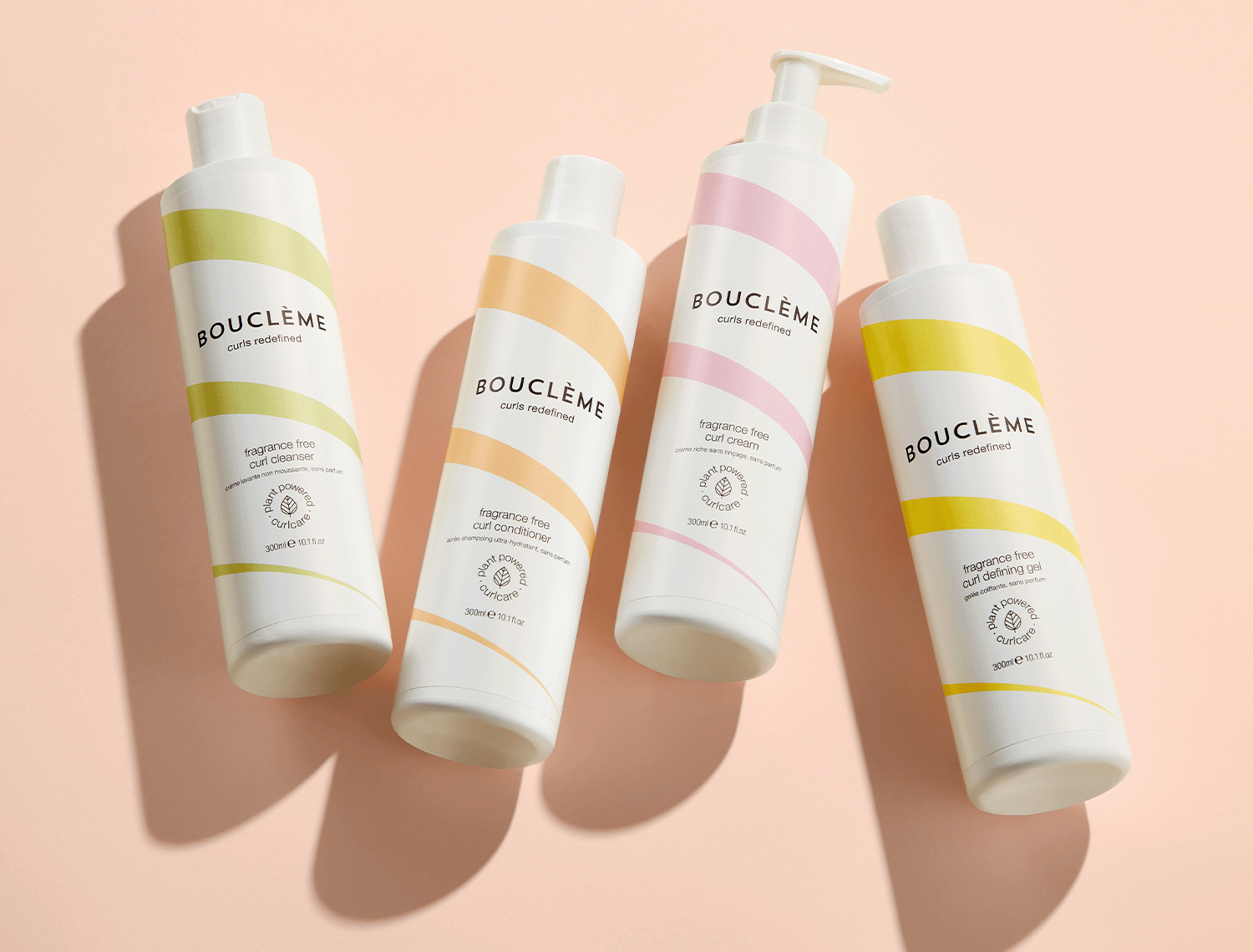 vier Fläschchen der Bouclème-Produktreihe mit parfümfreien Produkten für lockiges Haar