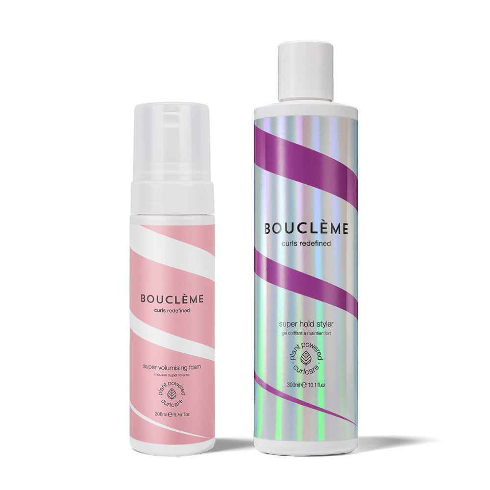 Maximum Volume Duo Bundle mit Super Volumising Foam und Super Hold Styler auf einem sanften cremefarbenen Hintergrund.