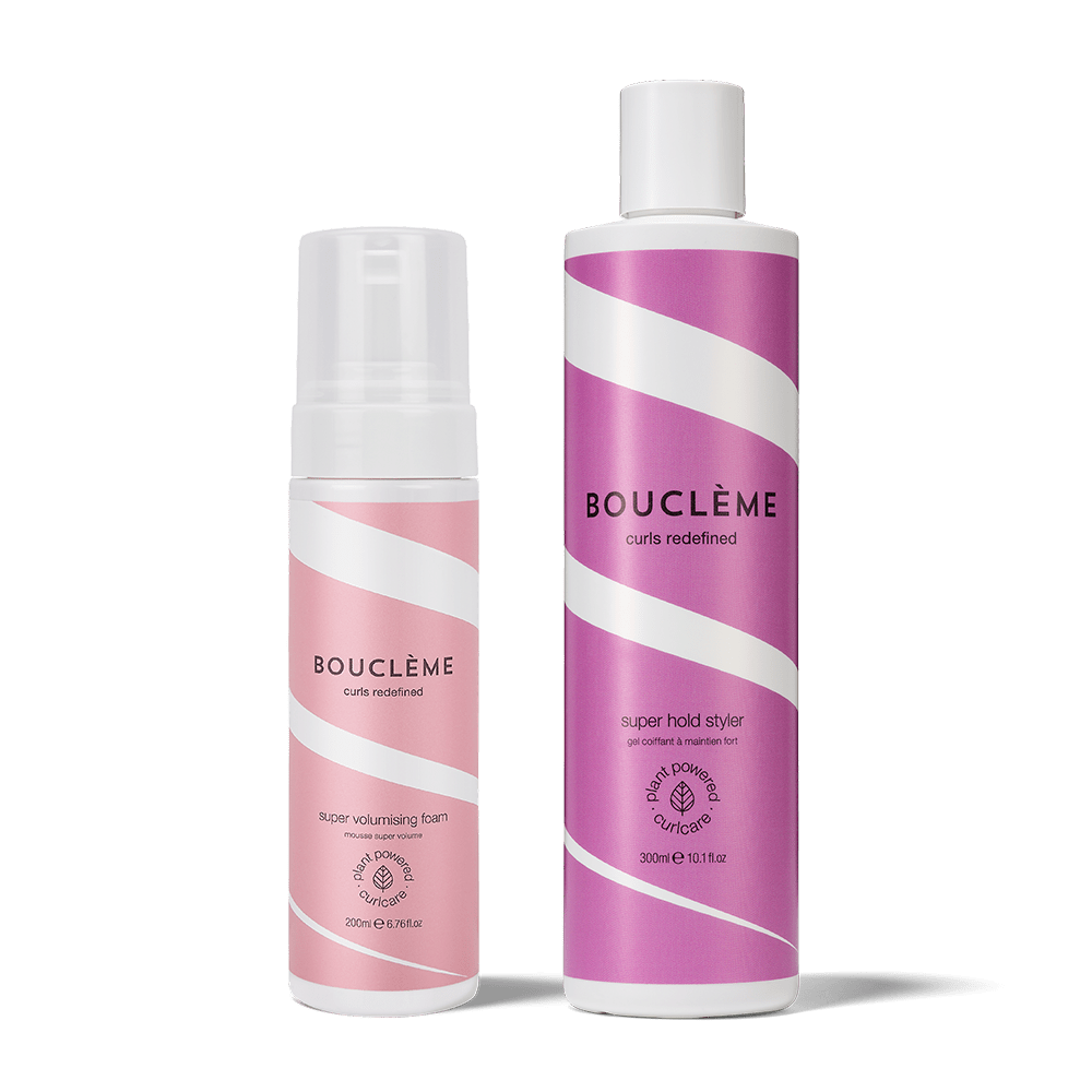 Maximum Volume Duo Bundle mit Super Volumising Foam und Super Hold Styler auf einem sanften cremefarbenen Hintergrund.