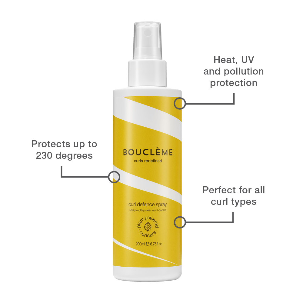 Curl Defence Spray Grafik, die die Vorteile des UV- und Hitzeschutzes des Sprays für Locken, die den sommerlichen Elementen ausgesetzt sind, hervorhebt