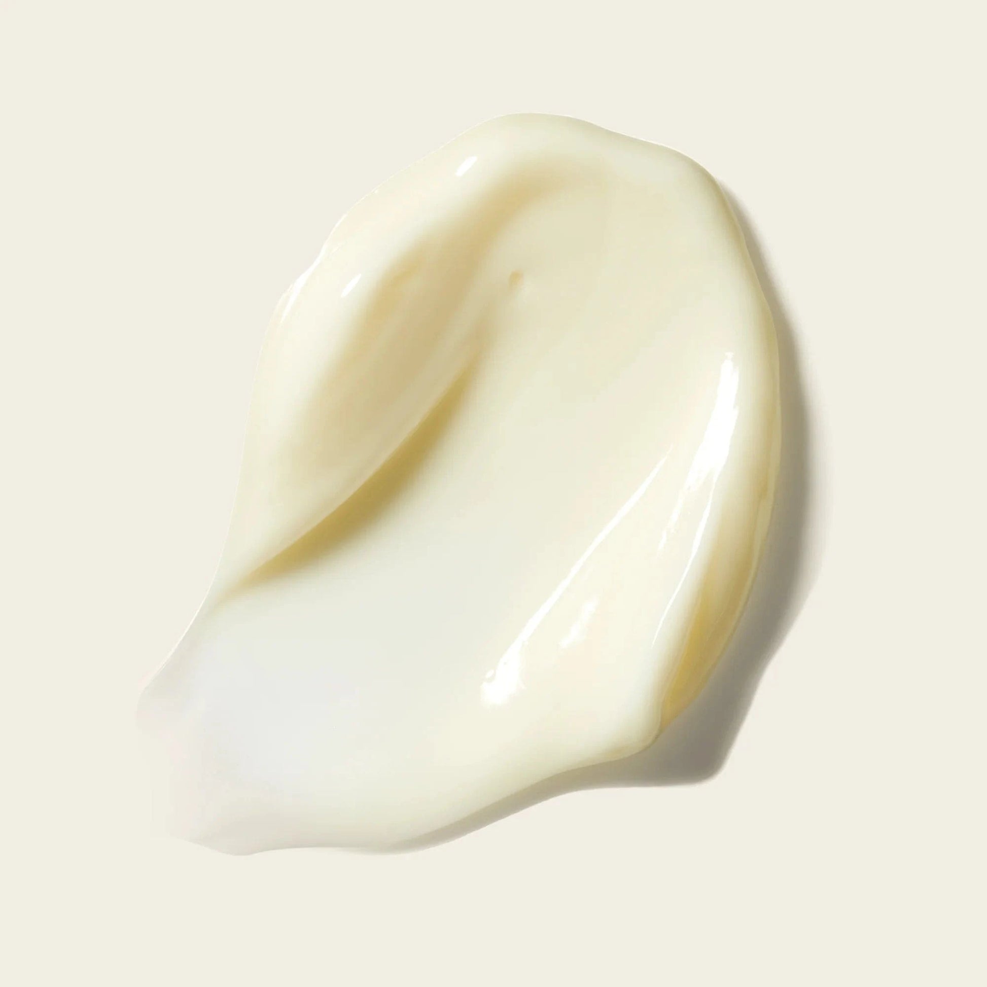 Die dickflüssige, cremige Textur der Bouclème Intensive Moisture Treatment unterstreicht ihre reichhaltige, feuchtigkeitsspendende Konsistenz.