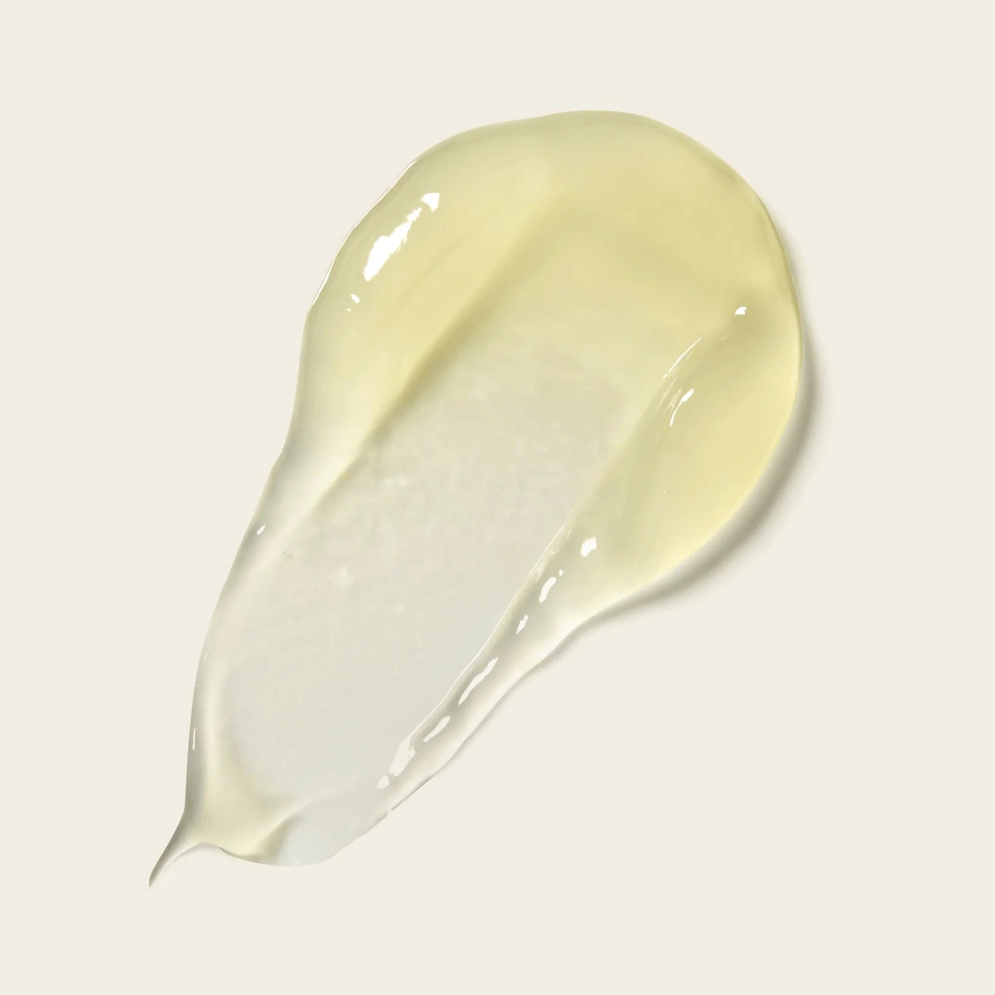 Nahaufnahme der Textur des Super Hold Styler mit seiner dichten, gelartigen Konsistenz, die starken, flexiblen Halt für Locken bietet, auf einem cremefarbenen Hintergrund.