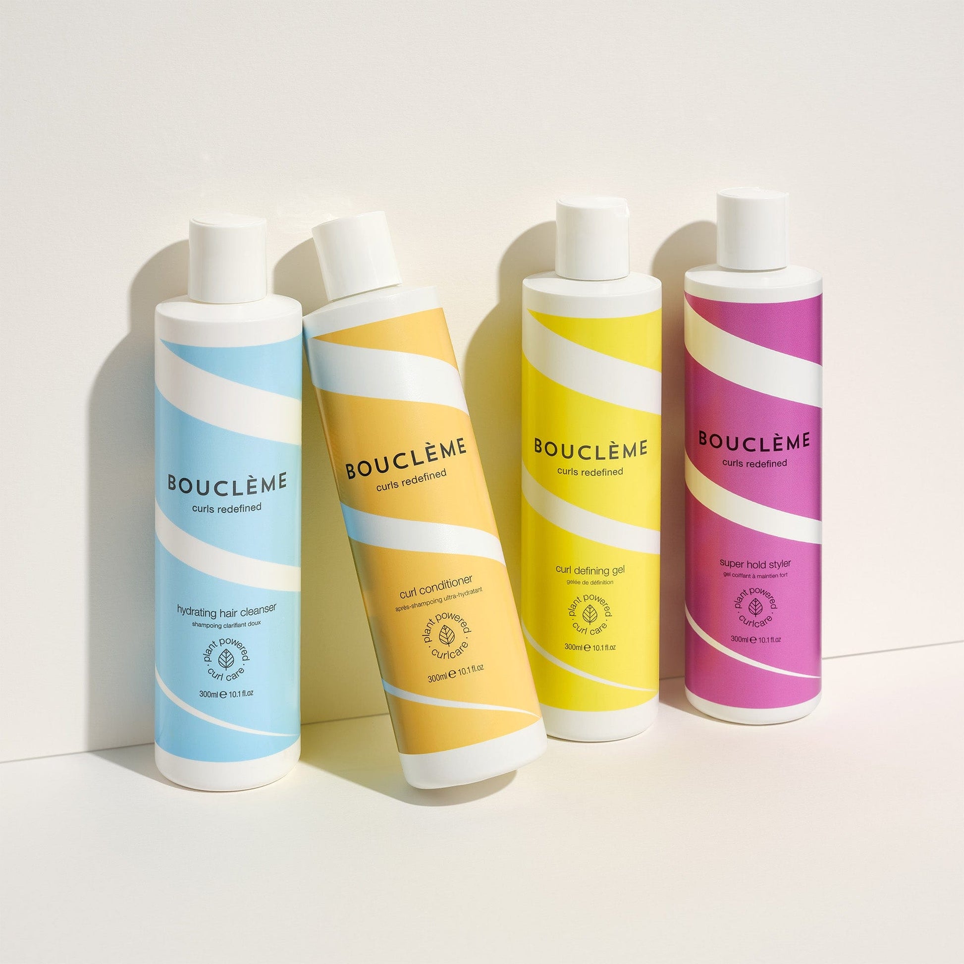 Dieses Wellen-Set enthält alles, was Sie zum Klären, Pflegen und Kreieren von Wellen mit Halt benötigen. Wellen und Locken benötigen Feuchtigkeit, können aber leicht beschwert werden. Daher ist dieses Set perfekt für Sie: Es enthält alles, was Sie zum Klären, Pflegen und Kreieren von Wellen mit Halt benötigen.