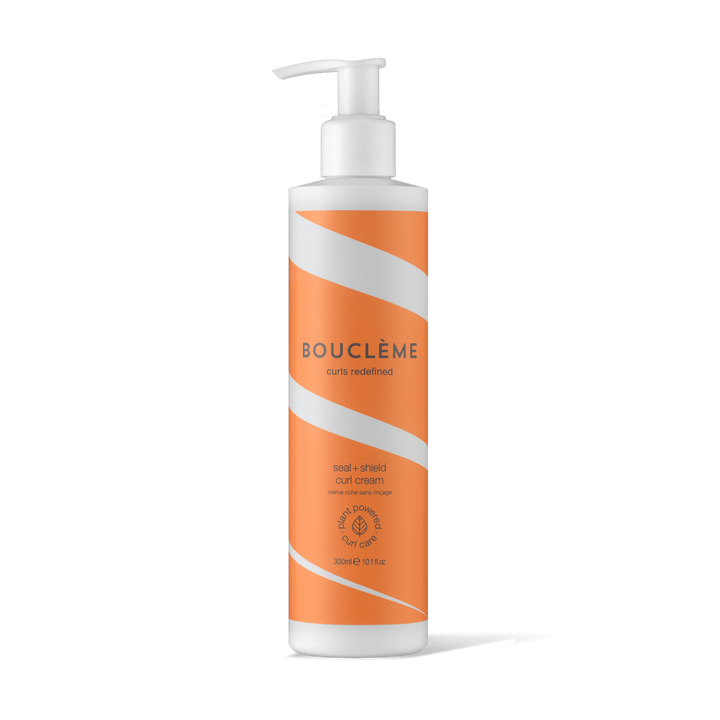 Ein leichter Leave-in-Conditioner gegen Luftfeuchtigkeit für definierte, weiche Locken.
