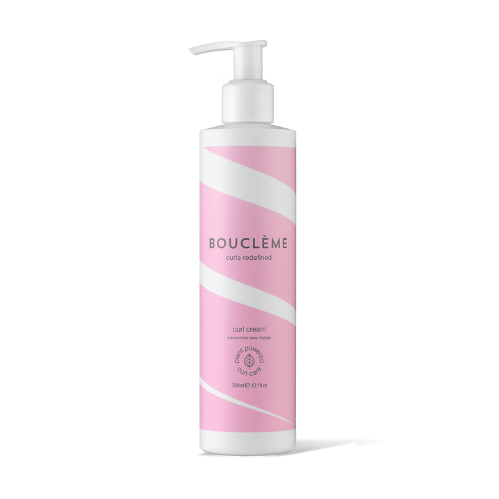 Diese Leave-in-Lockencreme bietet unübertroffene Feuchtigkeit für perfekt definierte Locken.